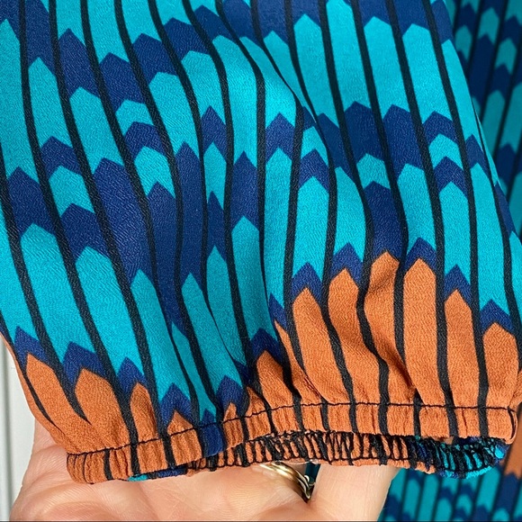 Buttons geometric medium exposed back zip dress - Picture 7 of 8